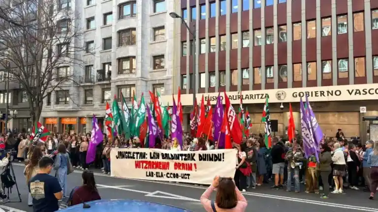 Imagen 1 de La huelga de comedores en Euskadi enfurece a los padres, quienes se quejan porque los bocadillos de sus hijos son confiscados: "No comen".