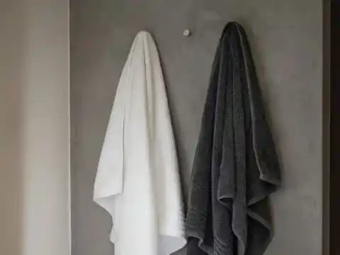 Imagen 1 de El error que cometes con tus toallas de ducha o albornoz y que desastro tu baño