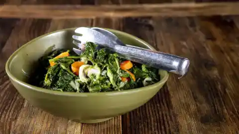 Imagen 1 de Espinacas con huevo duro, zanahoria y pasas: una receta económica que resolverá tu cena sin complicaciones