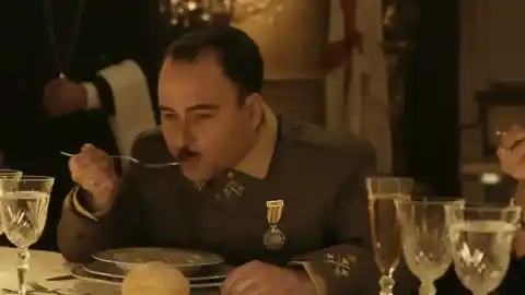 Imagen 1 de Sopa lista en un cuarto de hora, así se prepara la famosa receta en 'La Cena', película nominada a 8 Goya