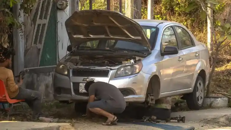 Imagen 1 de ¿Es legal reparar el coche siendo un "manitas" en la propia calle? El BOE ofrece claridad al respecto.