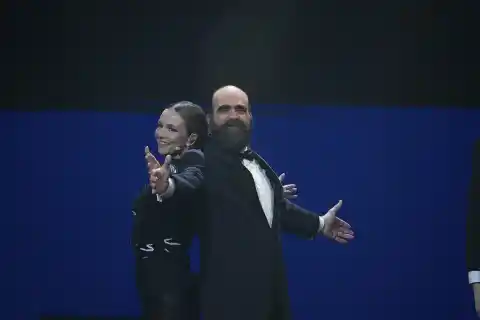 Imagen 1 de Luis Tosar se unió a cantar y bailar con Serrat en la gala de los Premios Goya 2026