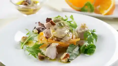 Imagen 1 de Receta de conejo escabechado en ensalada, un plato rico que cuenta con carne de bajo contenido graso