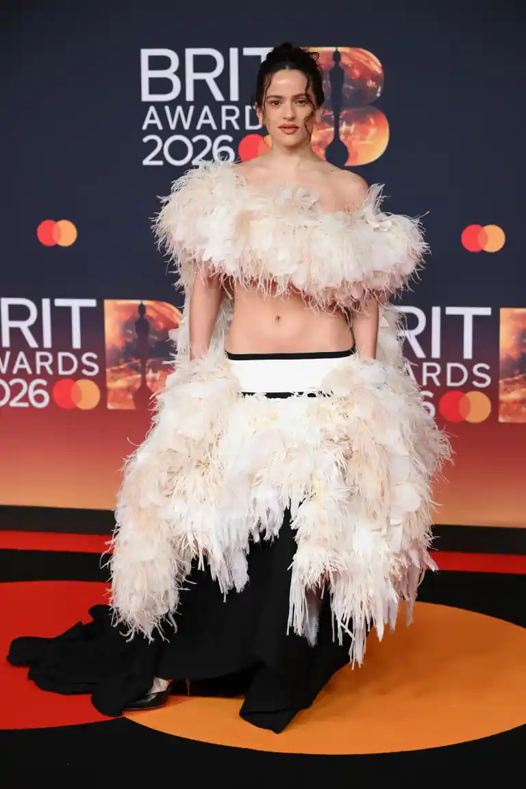 Imagen 1 de Rosalía muestra su abdomen envuelto en plumas en los BRIT