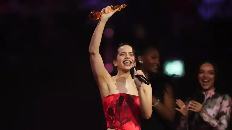 Imagen 1 de Rosalía impresiona en los Brit Awards 2026 con una impresionante actuación a lado de Björk y se convierte en la primera artista española en recibir el premio a Mejor Artista Internacional