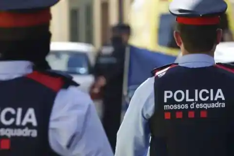 Imagen 1 de Condenado a 13 meses de cárcel un mosso por robar un iPhone y sus auriculares inalámbricos a una persona que había muerto en la calle