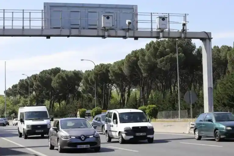 Imagen 1 de La DGT estrena cuatro nuevos radares en Madrid: dos fijos en la M-601 y M-100 y dos de tramo para vigilar el acceso al pantano de San Juan