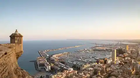 Imagen 1 de Izabela, madre americana en Alicante: "Desde fuera parecía que lo teníamos todo, pero la verdad es que no éramos felices"