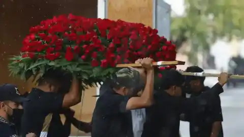 Imagen 1 de El último adiós a El Mencho: entierro con ataúd dorado, música regional y blindaje militar en Jalisco