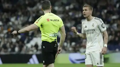 Imagen 1 de Franco Mastantuono expulsado en el minuto 95 tras insultar
