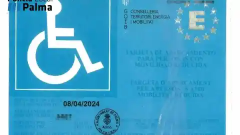 Imagen 1 de Denuncian a una conductora de 75 años por usar la tarjeta de discapacidad de un familiar que murió en 2022