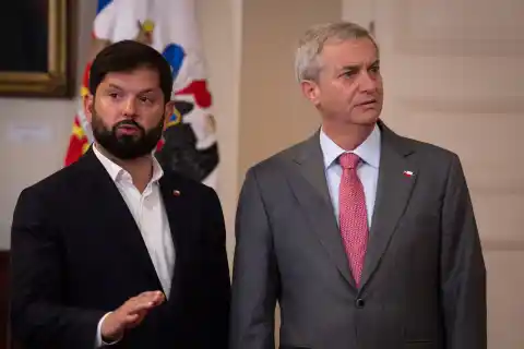 Imagen 1 de Boric exige retractación a Kast por datos del cable chino