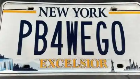 Imagen 1 de La gobernadora de NY interviene para devolver a su dueño la irónica matrícula "PB4WEGO" ("Orinar antes de arrancar")