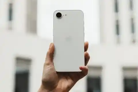 Imagen 1 de Apple vende iPhone 17e a pesar de Androids mejores por menos