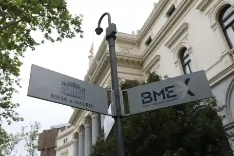 Imagen 1 de El Ibex 35 se desploma un 4,55% hasta los 17.062 enteros por la escalada en Oriente Medio