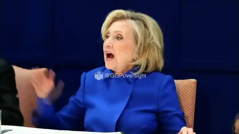 Imagen 1 de El vídeo de la declaración de Hillary y Bill Clinton en el 'caso Epstein': del "basta, me voy" de ella al "¿la persona en el jacuzzi conmigo? No sé quién es" de él