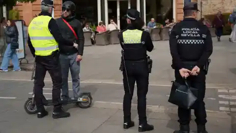 Imagen 1 de Sevilla multa a seis patinetes por infracciones graves y retira otros cuatro en el primer día de la norma