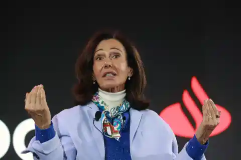 Imagen 1 de Ana Botín pide diálogo tras tensión militar EE UU-España