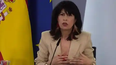 Imagen 1 de Redondo alerta de cambios en la terminología hacia las mujeres: "Las brujas del siglo XIV y XV hoy son las charos"