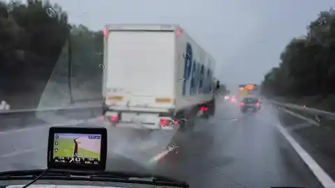 Imagen 1 de GPS guía a camionero que termina atascando su camión en una