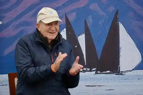 Imagen 1 de El Rey Juan Carlos I, sin planes de ser evacuado: "Está seguro y de buen humor en Abu Dabi"