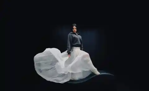 Imagen 1 de Rosalía reinterpreta un icono del ‘running’ entre tradición y modernidad