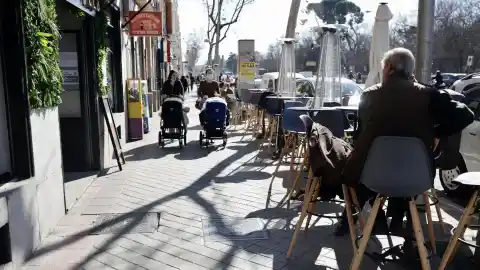 Imagen 1 de Los vecinos de Madrid llevan a los tribunales la ordenanza de terrazas por "violación de los domicilios" y vulnerar movilidad y horarios