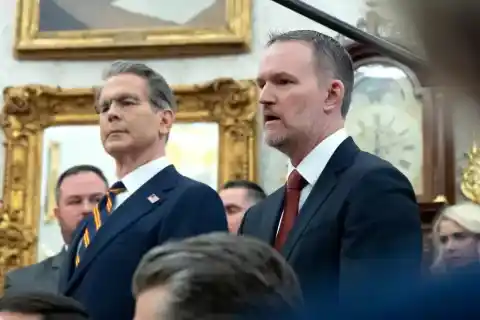 Imagen 1 de El secretario del Tesoro de EEUU: "Los españoles están poniendo en riesgo la vida de los estadounidenses"