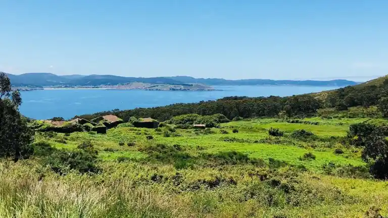 Imagen 1 de Pueblo gallego junto al mar está a la venta por precio