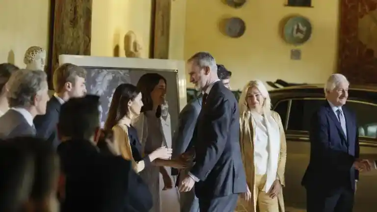 Imagen 1 de Felipe VI y la duquesa de Alba consiguen lo que parecía casi imposible con los hermanos Martínez de Irujo y Fitz-James Stuart en Sevilla