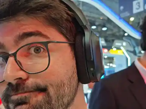 Imagen 1 de Razer presenta prototipo de auriculares con cámaras y IA