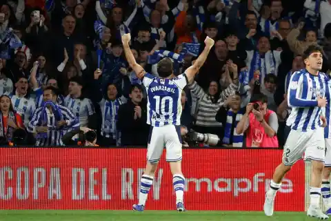 Imagen 1 de Oyarzabal, de penalti, lleva a la Real Sociedad a la final de la Copa del Rey