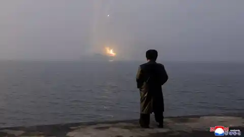 Imagen 1 de Kim Jong-un supervisa lanzamiento de misiles nucleares