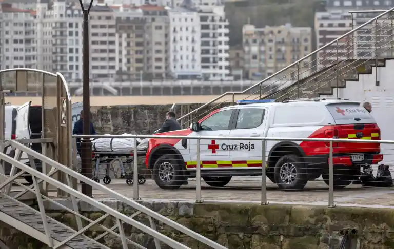 Imagen 1 de Pescador de 62 años muere al caer al mar en San Sebastián
