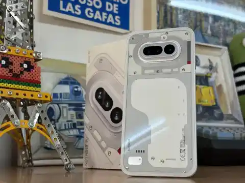 Imagen 1 de Nothing Phone (4a) refina diseño transparente con pantalla