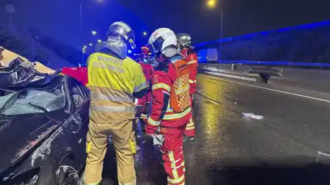 Imagen 1 de Un joven muerto y tres heridos graves en un accidente de tráfico en Fuenlabrada: el vehículo dio varias vueltas de campana