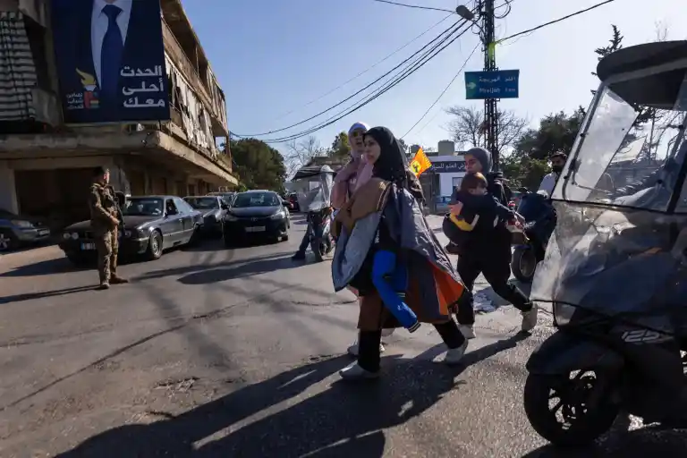 Imagen 1 de Miles de familias hezbolistas huyen a refugio escolar