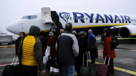 Imagen 1 de Un avión de Ryanair deja en tierra a 24 pasajeros y culpa a los controles de seguridad: "Es absurdo"