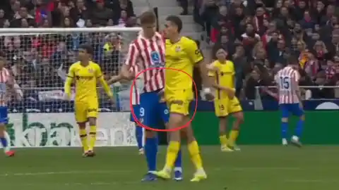 Imagen 1 de Abdel Abqar es expulsado por pellizcar la entrepierna a Sorloth en el Metropolitano
