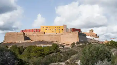 Imagen 1 de Abre un nuevo Parador en un castillo del siglo XVI con impresionantes vistas al mar Mediterráneo