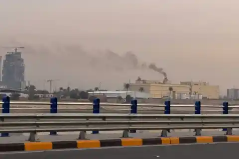 Imagen 1 de Misiles atacan embajada en Bagdad tras bombardeos de EE.UU. a Irán y promesas navales de Trump