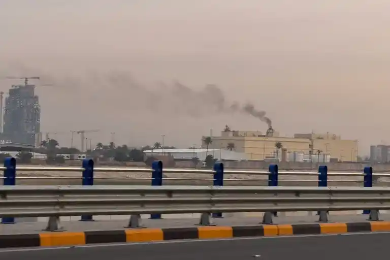 Imagen 1 de Misiles atacan embajada en Bagdad tras bombardeos de EE.UU. a Irán y promesas navales de Trump
