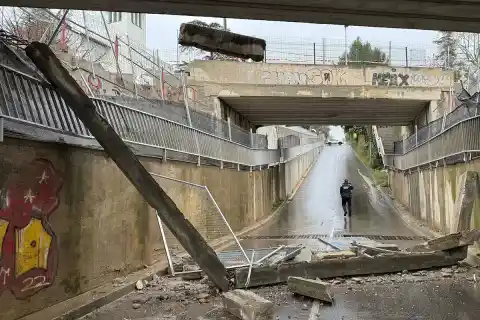 Imagen 1 de Sin heridos, el Ayuntamiento exige explicaciones a Adif tras el derrumbe del puente de la R3 en La Garriga.