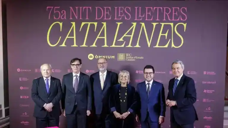 Imagen 1 de Letraheridos caminando por una alfombra roja en la Nit de les Lletres Catalanes