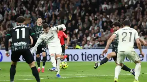 Imagen 1 de Un Madrid repleto de canteranos estira su fiesta goleando a un Elche inofensivo