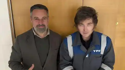 Imagen 1 de Milei cierra foro económico en Madrid con Abascal y mono de Repsol expropiado por Argentina