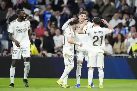 Imagen 1 de El Real Madrid golea al Elche por 4-1 y presiona al Barcelona en la lucha por el título.