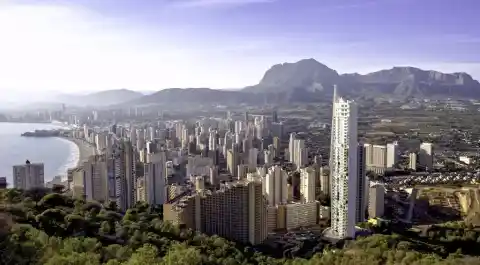 Imagen 1 de Benidorm transformó su aldea pesquera en el experimento turístico más audaz del mundo tras 1953.