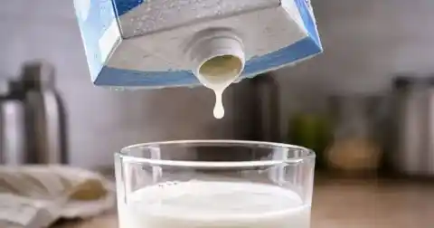 Imagen 1 de Físicos resuelven un misterio cotidiano de la cocina: cuánto tarda realmente en salir la última gota de leche o aceite de una botella