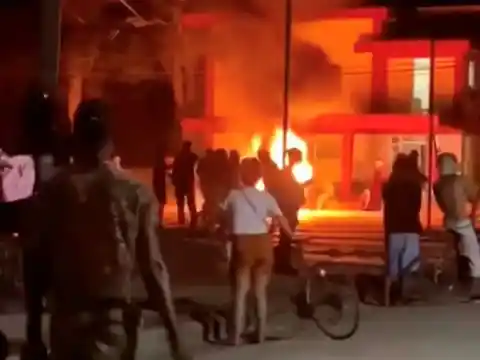 Imagen 1 de Un grupo de manifestantes ataca la sede del Partido Comunista en la ciudad de Morón en Cuba